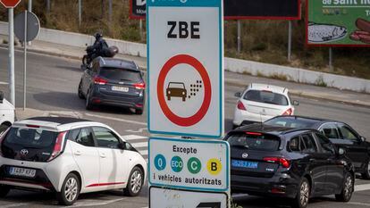 Cartel de aviso de entrada a zona Zona de Bajas Emisiones, este viernes en la ronda de Dalt de Barcelona.