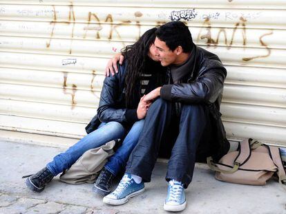 Dos jóvenes se abrazan en Túnez en 2012.