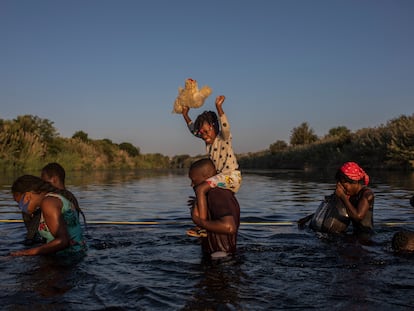 Un grupo de migrantes cruza el Río Grande de regreso a Ciudad Acuña para evitar ser deportado