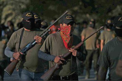 Guardias comunitarios marchan por los desaparecidos de Guerrero.