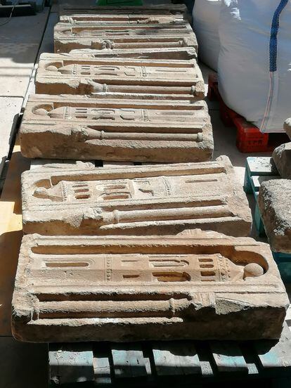Piezas con restos de policromía que formaban parte de la fachada exterior del coro de Mateo, halladas durante las últimas obras.