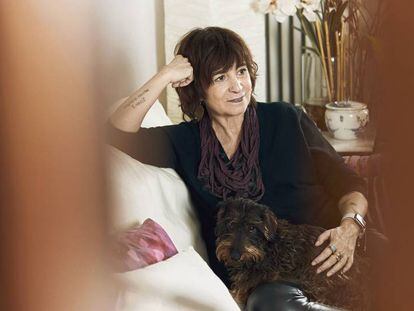 Rosa Montero, fotografiada en el salón de su casa de Madrid, situada junto al parque del Retiro, durante la entrevista.