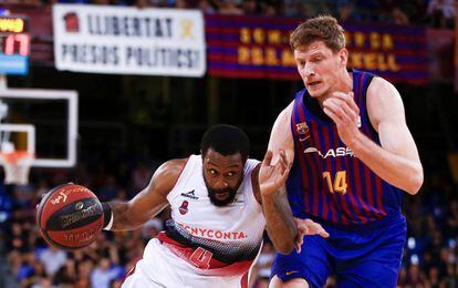 McCalebb, con el balón, frente a Pustovyi.