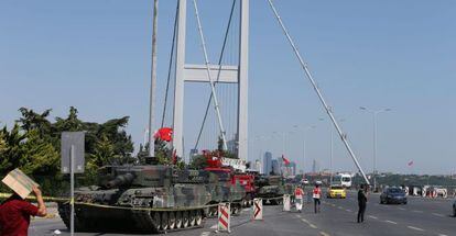 La policía turca vigila en el puente del Bósforo uno de los tanques utilizados por los militares en el intento de golpe de Estado.