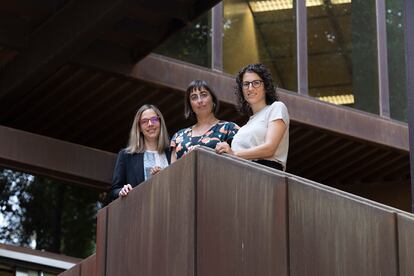 De izquierda a derecha, Isabelle Hupont, Emilia Gómez y Songül Tolan, investigadoras del procesamiento facial, en la sede del Joint Research Centre de la UE en Sevilla este septiembre.