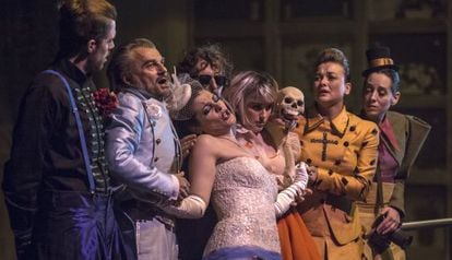 Los siete cantantes de la ópera 'L'eclipsi', en la escena del cementerio.