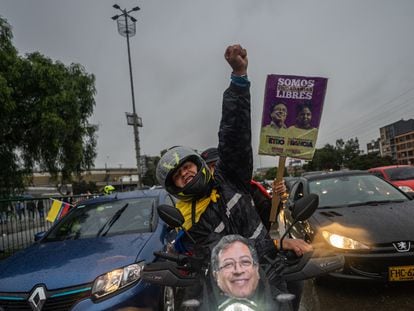 Seguidores de Petro celebran su triunfo en Bogotá, Colombia.