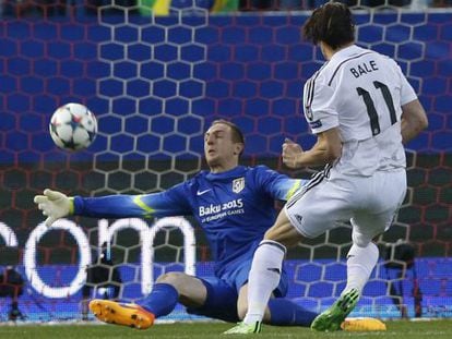 Oblak despeja el disparo de Bale