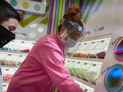 Un niño con mascarilla compra golosinas durante el primer fin de semana de fase 2 en la desescalada de la pandemia por coronavirus COVID19. En Pamplona, Navarra, España, a 31 de mayo de 2020.
 
 Eduardo Sanz / Europa Press
 31/05/2020 