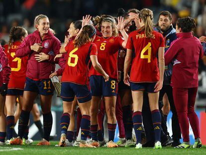 Las españolas Mariona Caldentey, Alexia Putellas y Aitana Bonmati celebran con sus compañeros de equipo después de vencer a Suecia en el partido de semifinales y llegar a la final del Mundial femenino