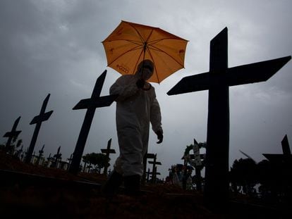 Un empleado del cementerio de Manaos entre tumbas de víctimas de la covid en febrero de 2021, cuando la falta de oxígeno mató a pacientes hosputalizados.