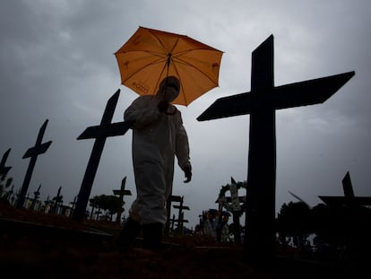 Un empleado del cementerio de Manaos entre tumbas de víctimas de la covid en febrero de 2021, cuando la falta de oxígeno mató a pacientes hosputalizados.