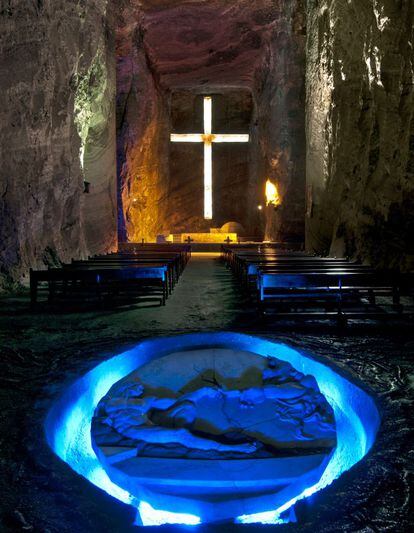 A 50 kilómetros al norte de Bogotá y muy cerca de Zipaquirá, en Cundinamarca, se encuentra la única catedral de sal del mundo. Construida en un túnel de una mina de sal de 200 millones de años de antigüedad, está a 190 metros bajo el suelo.