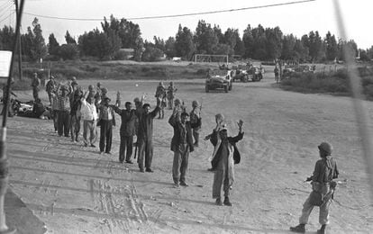 Soldados israelíes vigilan a prisioneros en Rafah, en el sur de la franja de Gaza, durante la Guerra de los Seis Días, el 5 de junio de 1967.