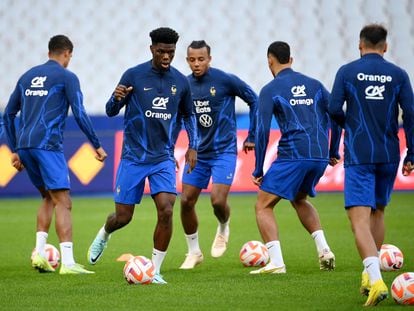 Tchouameni en el centro de un ejercicio con la selección de Francia.