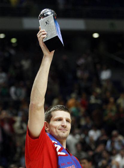 Teletovic, con su trofeo al mejor jugador.