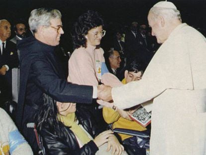 Andreu Soler saluda el papa Joan Pau II, el 1988, a Roma. Al vídeo, declaracions del portaveu del monestir.