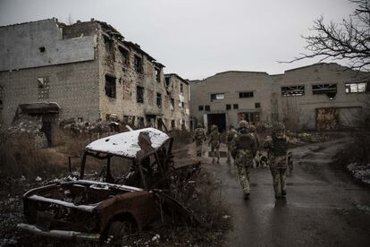 Varios militares ucranios cerca de Avdiivka, en la región del Donbás (Ucrania) el pasado 2 de diciembre.