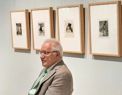 El catedrático emérito de Lingüística Ángel López, en la presentación de su donación de los 80 grabados de los Caprichos de Goya en el Museo de Bellas Artes de Valencia.