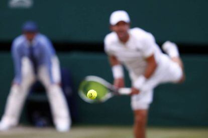 Mischa Zverev sirve durante el partido contra Federer en la central.