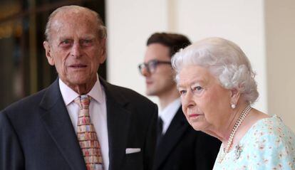 El duque de Edimburgo e Isabel II, en un acto en Buckingham el pasado 14 de julio.