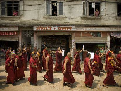 Monjes tibetanos en el exilio participan en una manifestación contra China en Katmandú (Nepal).