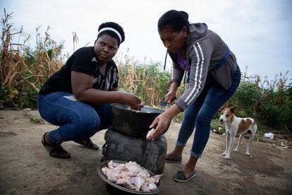 Las mujeres improvisan cocinas y comedores comunitarios. La base principal de su alimentación son los productos de sus propias tierras como el plátano y la yuca.