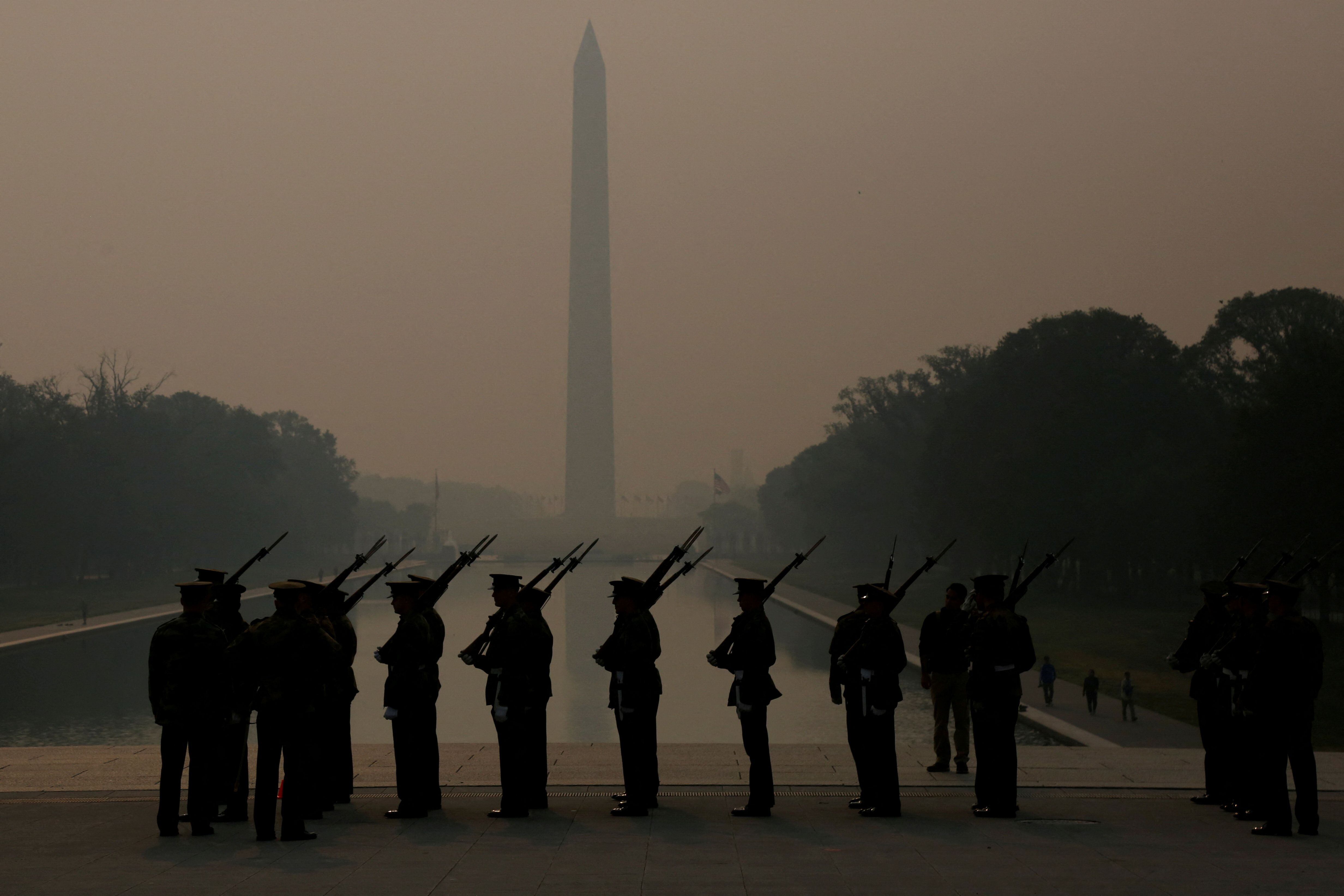 Marines de EE UU ensayan en medio de un manto de neblina y humo causado por incendios forestales en Canadá, este jueves.