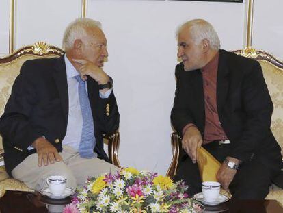 Jos&eacute; Manuel Garc&iacute;a-Margallo conversa con el director general de Asuntos Exteriores iran&iacute;, a su llegada hoy al aeropuerto de Teher&aacute;n.
