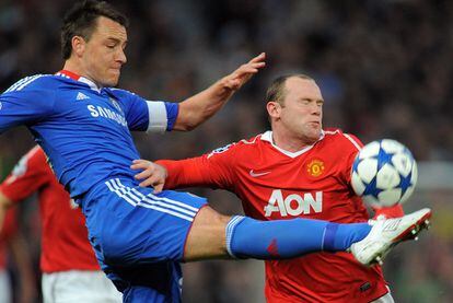 El defensa del Chelsea Terry disputa el balón a Rooney. El capitán de los 'blues' busca la revancha tres años después de su error decisivo en la tanda de penaltis de la final de Moscú.