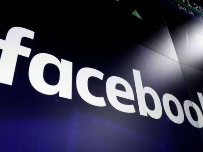 Logo de Facebook en las pantallas del Nasdaq.