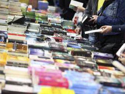 Visitiantes buscan libros en un expositor. EFE/Archivo