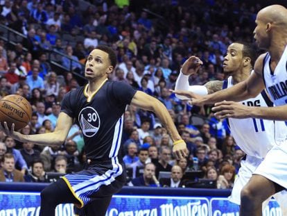 Curry entra a canasta durante el duelo contra Dallas.