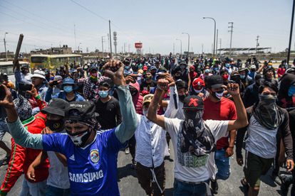 Agricultores peruanos protestan y exigen mejores condiciones laborales, este sábado en la carretera Panamericana, en Perú.