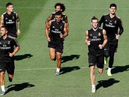 Hazard, Casemiro y Bale, delante de James Marcelo y Courtois, en Valdebebas.