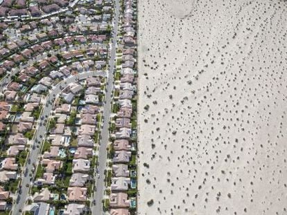 Desarrollo urbanístico junto al desierto, en Cathedral City, California, en plena sequía.