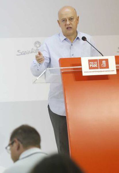 El diputado socialista Odón Elorza comparece ante los medios en la sede del PSE de San Sebastián.