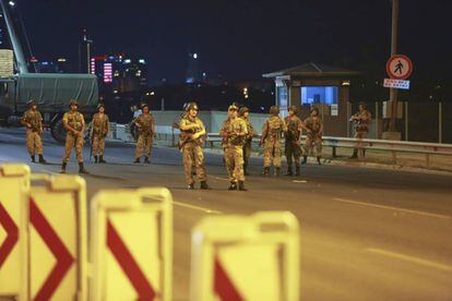 Militars turcs bloquegen l'accés al pont del Bòsfor.
