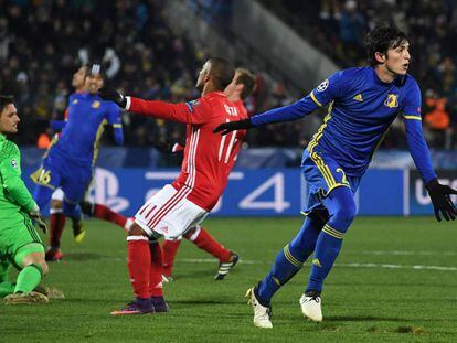 El iran&iacute; Sardar Azmoun celebra uno de los goles del Rostov ante el Bayern.