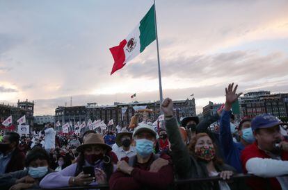 Andrés Manuel López Obrador en el zócalo gente viendo discurso