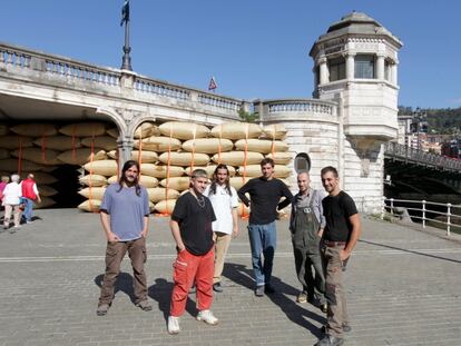 Los miembros de Martillo Neumático, en el Puente del Ayuntamiento.