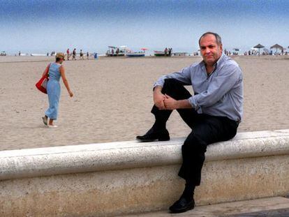 El soci&oacute;logo Jos&eacute; Miguel Iribas en la playa de la Malvarrosa de Valencia en 2001.