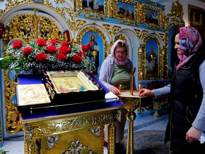La rusa Liubov junto a la ucrania Tatiana en la iglesia ortodoxa de Torrevieja, este martes.