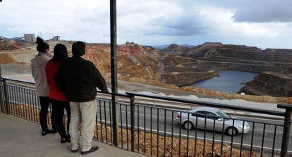 Visitantes contemplan el Cerro Colorado en Riotinto.