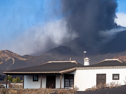 El volcán de Cumbre Vieja desde su lado sur, este lunes.