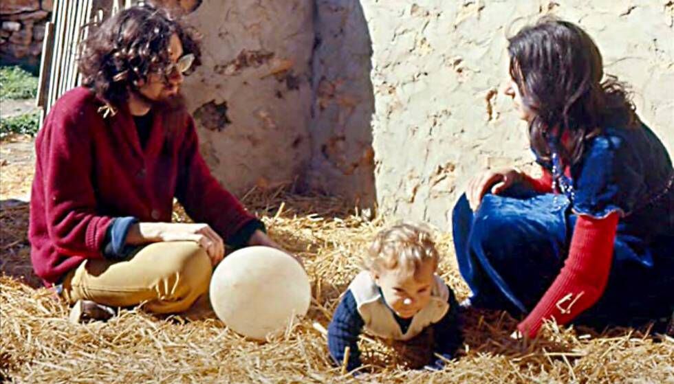 Pau Riba en Formentera con su mujer, Mercè Pastor, y su hijo Caïm.