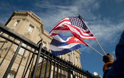 Edwardo Clark, un ciutadà cubanoamericà, fa onejar les banderes dels dos països davant l'ambaixada cubana a Washington.