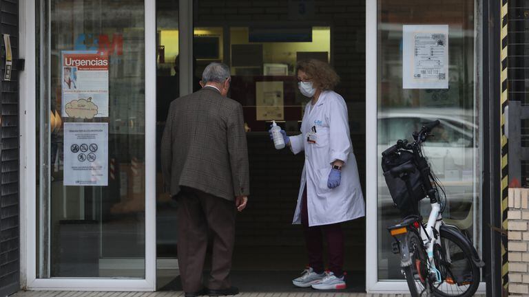 Personal sanitario a la entrada del centro de Salud Estrecho de Corea, en Madrid.