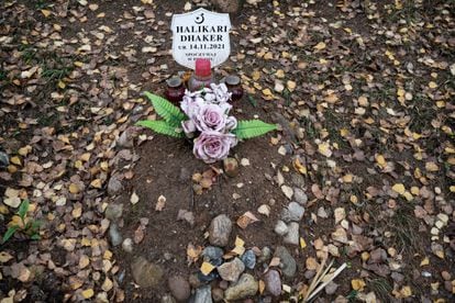 Tombe de Halikari Dakher, un bébé kurde, au cimetière musulman polonais de Bohoniki en Podlachie.  Sa mère, Avin, une réfugiée kurde, était enceinte d'environ 26 semaines et voyageait avec son mari et ses cinq enfants.  Après avoir passé une semaine dans la forêt de Bialowieza, il a souffert d'hypothermie au troisième degré.  Elle a perdu son bébé à l'hôpital et est décédée peu de temps après.  Le père et les enfants se sont retrouvés à la Fondation Dialog à Bialystok, en vertu d'un accord avec le garde-frontière, le temps que leur demande d'asile soit en cours d'examen.  Les morts de la forêt de Bialowieza sont généralement enterrés dans ce cimetière musulman polonais où les Tatars, une minorité musulmane, vivent depuis plus de 500 ans.  Cette recherche a été réalisée grâce à une subvention du fonds IJ4EU Investigative Journalism for Europe.