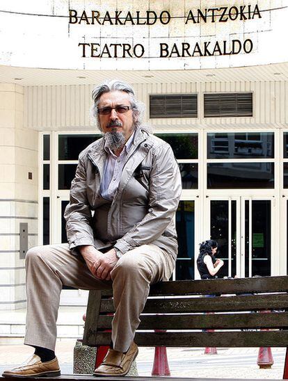 Ángel Asensio, en el exterior del Teatro Barakaldo.